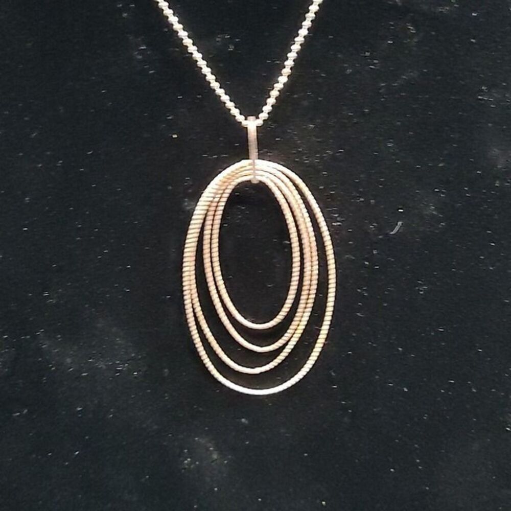 Sterling Silver linked oval pendant 16" chain.